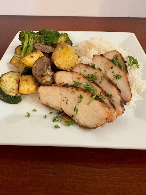 Juicy grilled chicken breast seasoned with herbs and spices – healthy, high-protein meal option for balanced nutrition Lean grilled chicken with wholesome sides – perfect for low-calorie, high-protein diets and active lifestyle