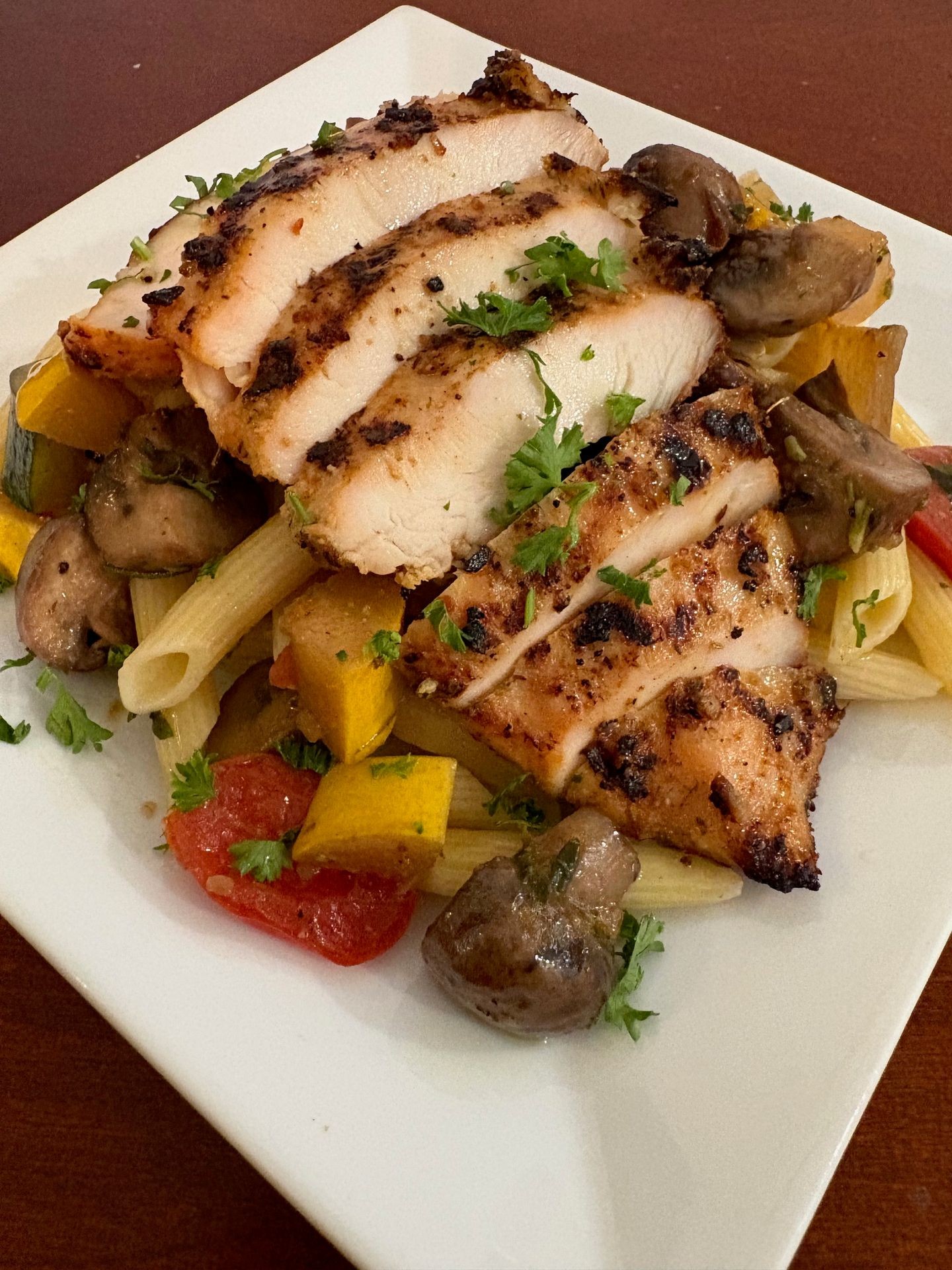 Colorful pasta primavera with sautéed seasonal vegetables in a light garlic and olive oil sauce – fresh, vegetarian Italian-inspired dish Vegetarian pasta primavera with whole grain pasta and fresh veggies – nutrient-rich, low-calorie mea