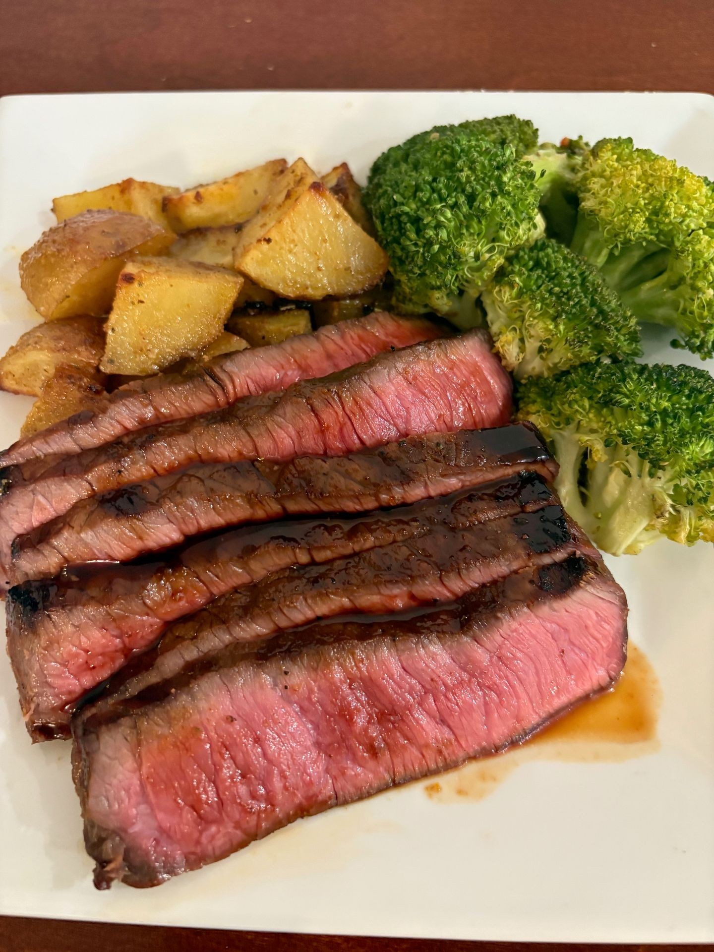 Japanese-style steak slices with savory soy-ginger glaze, served with steamed vegetables and rice – flavorful Asian-inspired meal