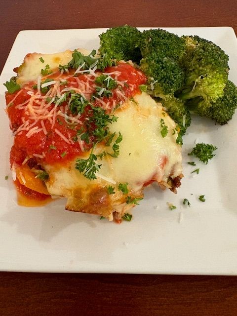 Italian stuffed bell pepper filled with seasoned ground beef, rice, tomato sauce, and herbs – hearty and traditional comfort food Low-carb Italian stuffed pepper with lean protein and vegetables – nutritious Mediterranean-inspired meal
